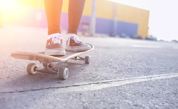 Mladá bokovky dívka na koni skateboard. Holky kamarádky f — Stock fotografie