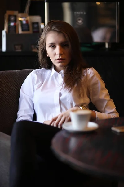 Das Mädchen im Café-Frühstück — Stockfoto