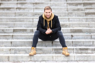 Genç adam bir sonbaharda sakal.