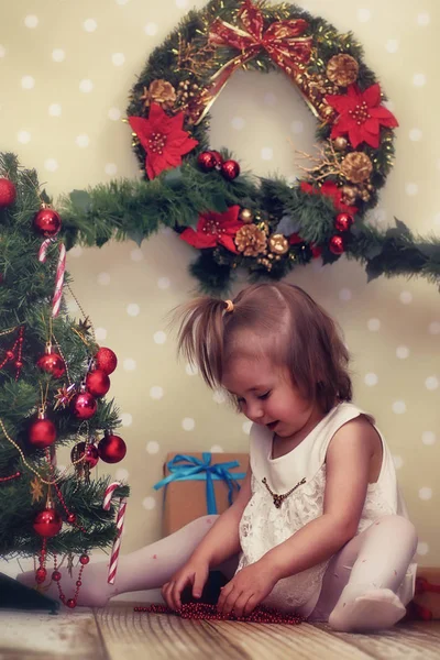 Menina e árvore de Natal — Fotografia de Stock