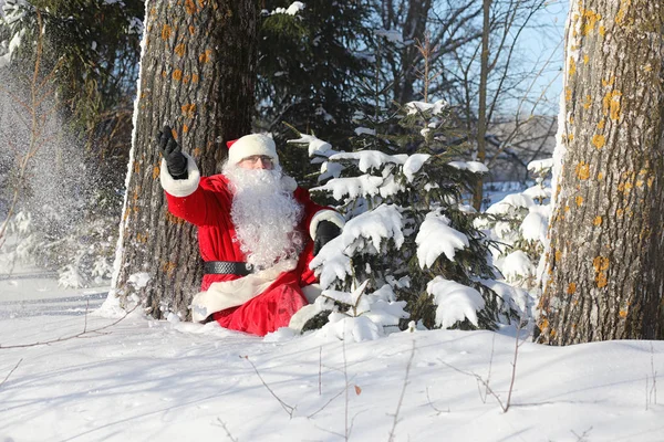 Noel Baba hediyeleri ile dışarıdan geliyor. Noel Baba kırmızı bir SÜ