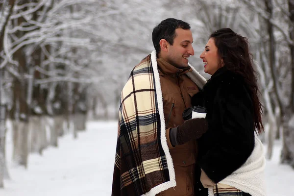 Um jovem casal caminha em um parque de inverno — Fotografia de Stock