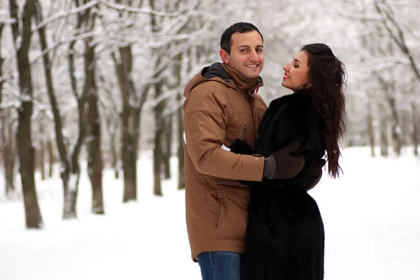 冬の公園で若いカップルの散歩 — ストック写真