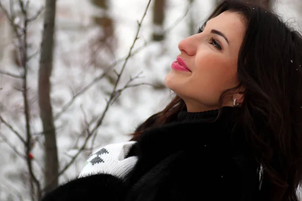 Una giovane donna passeggia in un parco invernale — Foto Stock