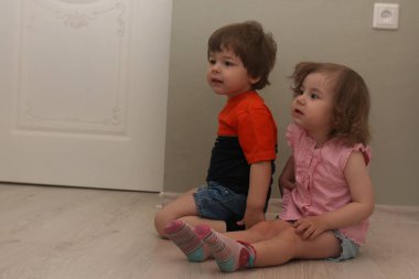 Bir katta bir odada oynayan genç çocuk