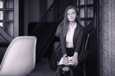 Bir kız bir kafede kahve içiyor. Bir kadın kahvaltı yapıyor