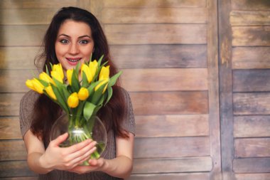 Bir buket Sarı laleler kızla. Bir hediye çiçek kız