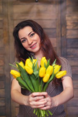 Bir buket Sarı laleler kızla. Bir hediye çiçek kız