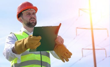 Enerji nakil hattı yakın alanlardaki bir elektrikçi. T