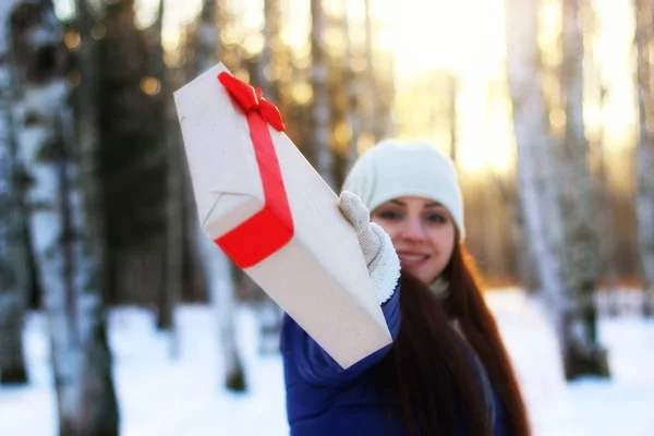 Téli lány szabadtéri ajándék kéz — Stock Fotó