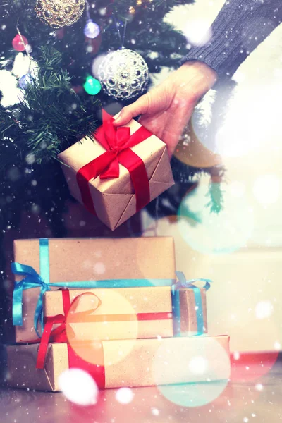 Ajándékok a karácsonyfa alatt — Stock Fotó