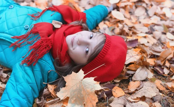 Chica en otoño parque de la ciudad en otoño de hojas. Joven hermosa madre wi — Foto de Stock