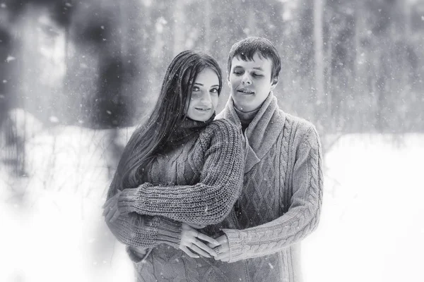 A loving couple on a winter walk. Man and woman on a date in the — Stock Photo, Image