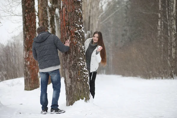 Liebespaar bei einem Date Winternachmittag im Schneesturm — Stockfoto