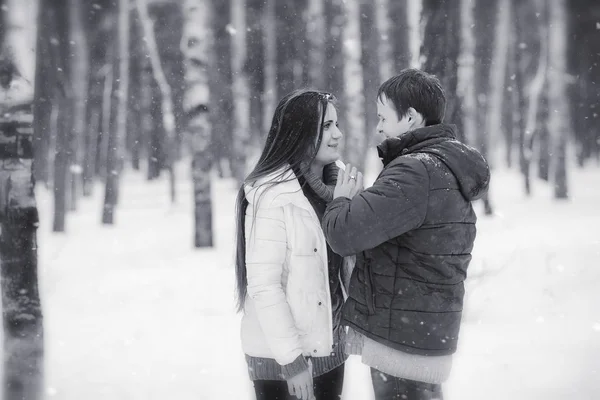 Egy szerető házaspár egy téli séta. Férfi és nő, egy időpontban, a — Stock Fotó