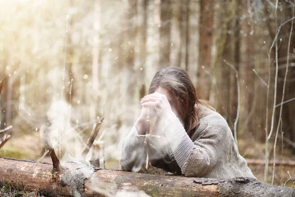 Un uomo con una tonaca trascorre un rituale in una foresta oscura — Foto Stock