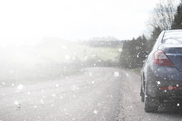 Un coche en una carretera rural en la primera nieve de otoño. El primer invierno —  Fotos de Stock