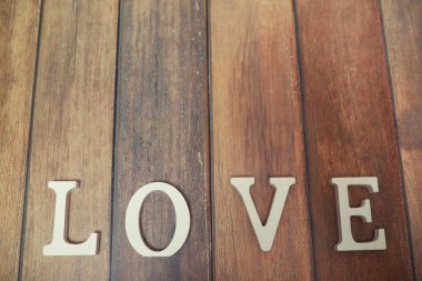 Word'den aşk ahşap harfler arka plan üzerinde
