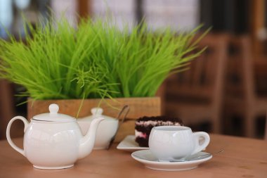 Bir içki ve bir sokak kafede tatlı su ısıtıcısı. Ket çay