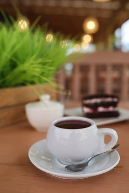 Bir içki ve bir sokak kafede tatlı su ısıtıcısı. Ket çay