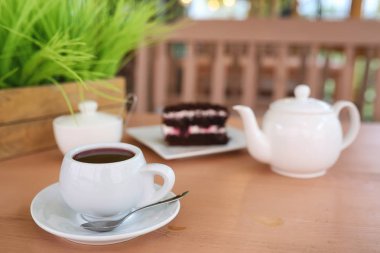 Bir içki ve bir sokak kafede tatlı su ısıtıcısı. Ket çay