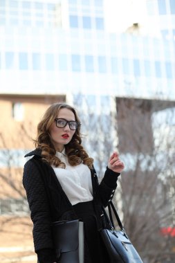 İş kadını binaların zemin üzerine sıkı giysiler