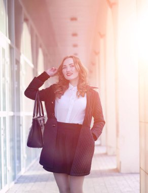 Bahar paltolu bir yürüyüş iş kadın kız