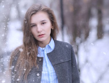 Genç kız açık havada kışın. Model kız açık havada bir w üzerinde poz