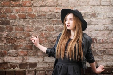 Şehrin içinde bir deri yelek sokak aşağı bir kız yürüyor bir