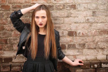 Şehrin içinde bir deri yelek sokak aşağı bir kız yürüyor bir