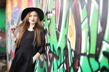 Şehrin içinde bir deri yelek sokak aşağı bir kız yürüyor bir