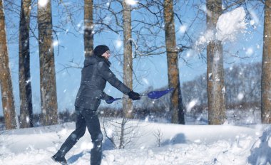 adam yoldan kürekle kar karlı kış aylarında kaldırmak