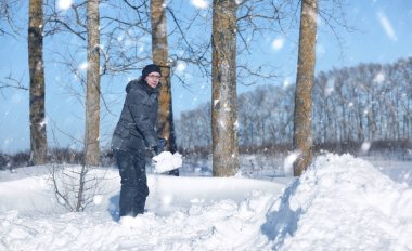 adam yoldan kürekle kar karlı kış aylarında kaldırmak