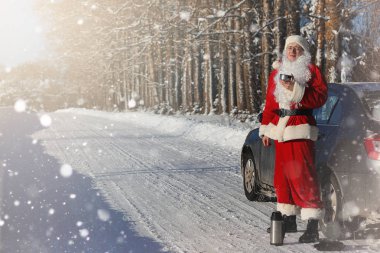 Noel Baba hediyeleri ile açık gelir. Noel Baba kırmızı bir SÜ