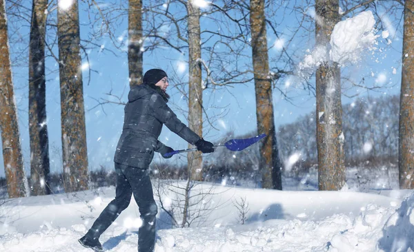adam yoldan kürekle kar karlı kış aylarında kaldırmak