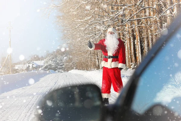 Noel Baba hediyeleri ile açık gelir. Noel Baba kırmızı bir SÜ