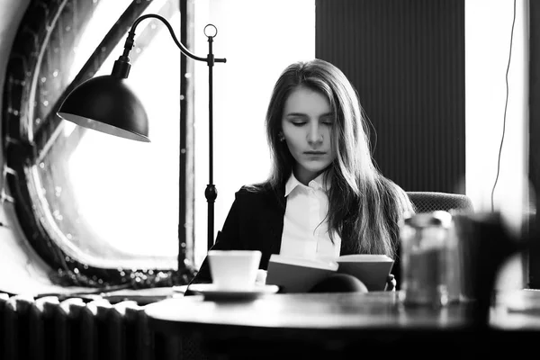 A girl in a vintage cafe — Stock Photo, Image