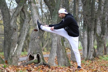 Genç adam bir sonbaharda sakal.