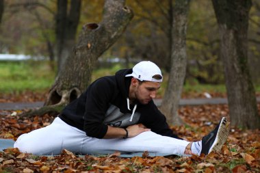 Genç adam bir sonbaharda sakal.