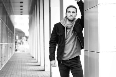 Genç sakallı adam açık