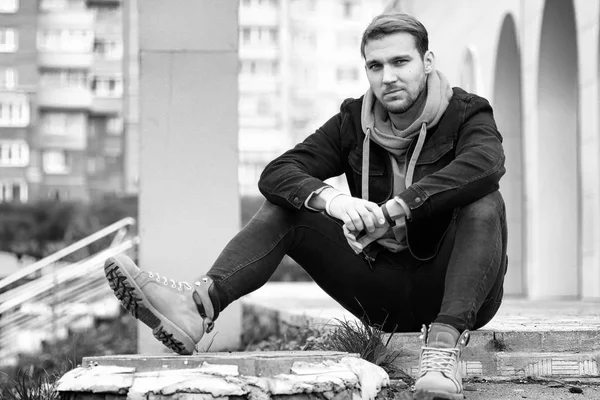 Genç sakallı adam açık