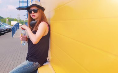 Genç kız güneş gözlüğü ve şapka. Bir genç bir şapka ve glasse