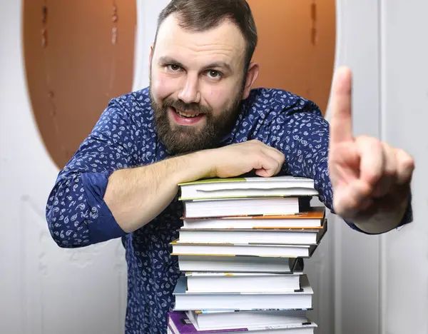 Un jeune barbu avec des manuels scolaires — Photo