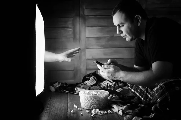 Assistir a um horror na TV preto e branco — Fotografia de Stock