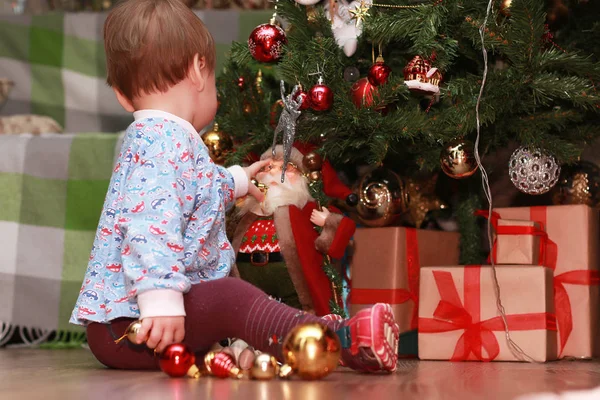 Crianças pequenas perto de um Natal — Fotografia de Stock