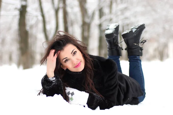 En ung kvinna promenad i en winter park — Stockfoto