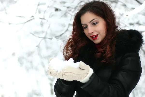 Vacker flicka i snöig vinterdag — Stockfoto