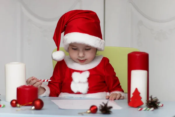 Little kid are writing letter to Santa — Stock Photo, Image