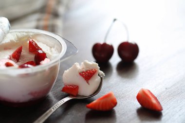 Taze çilek ve vişne ile yoğurt