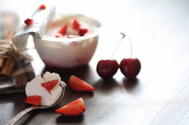Taze çilek ve vişne ile yoğurt
